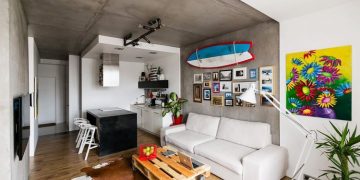 Egyedi és modern kis 47nm-es lakás csupasz beton felületekkel és fehér, gipszkarton elemekkel