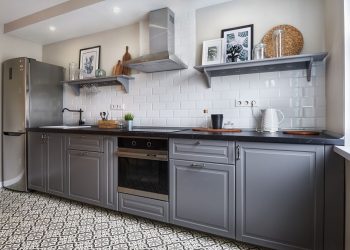 Fiatal férfi első lakása - 48m2 berendezése egyszerű megoldásokkal, pasztell szürke, bézs alappal