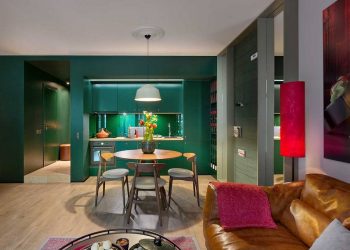 48m2-es lakás látványos mély türkiz konyhával, előszobával, a fény áramlását segítő háló leválasztással