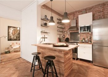 Egyszerű, szép konyha kis 48nm-es lakásban, téglafallal és fa konyhaszigettel