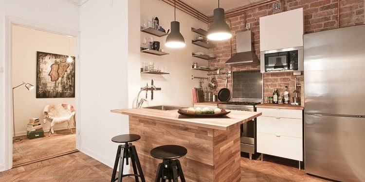 Egyszerű, szép konyha kis 48nm-es lakásban, téglafallal és fa konyhaszigettel