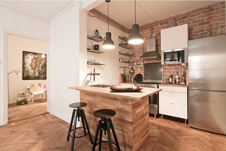 Egyszerű, szép konyha kis 48nm-es lakásban, téglafallal és fa konyhaszigettel