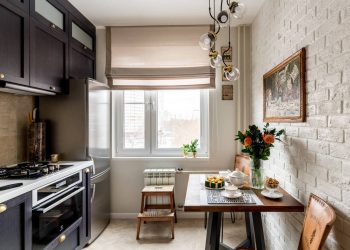 Anya és tizenéves lánya egy szépen felújított 49m2-es kétszobás lakásban - sötét és világos elemek otthonosra hangolva