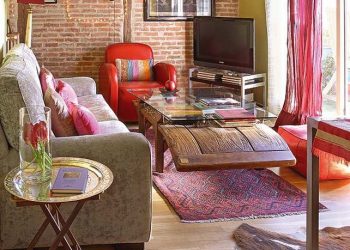 Bohém és nőies kis tatőtéri lakás a 70-es, 80-as évek lakberendezési trendjeit idézve