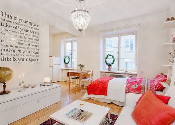 Világos, csajos kis lakás fa padlóval és piros dekorációval