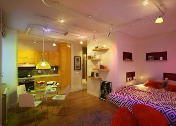 Sárga konyha, színes fények és helytakarékos megoldások egy fiatalos kis lakásban