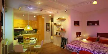 Sárga konyha, színes fények és helytakarékos megoldások egy fiatalos kis lakásban