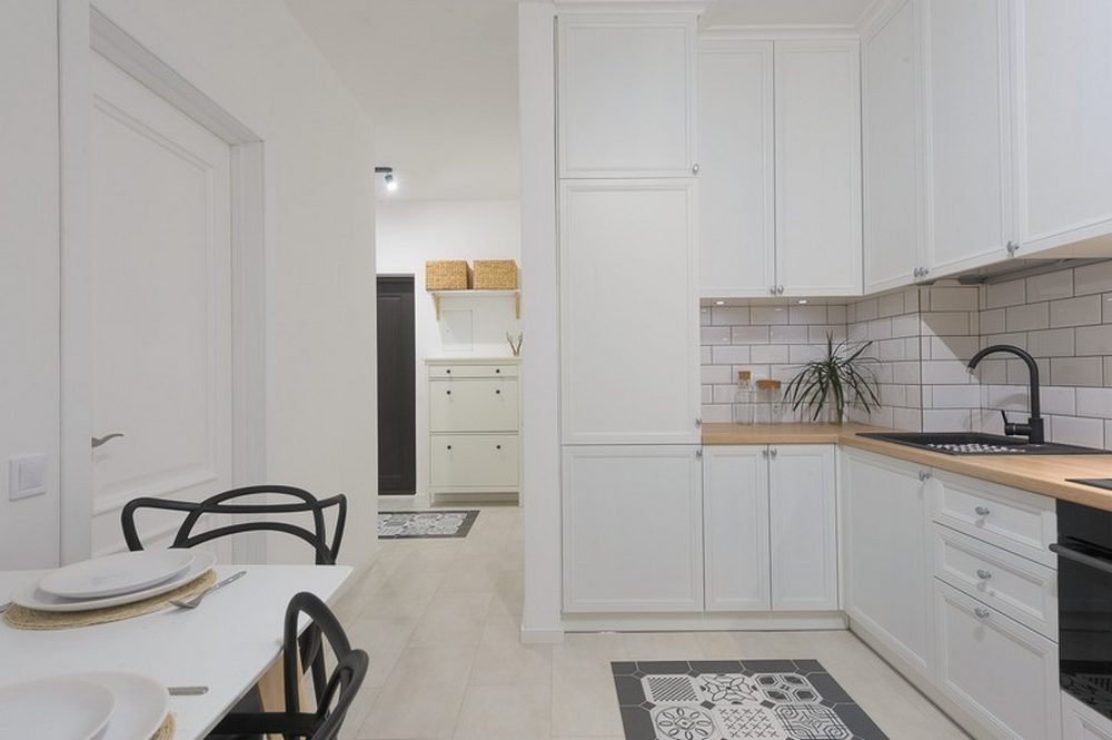 Másfél szobás lakás szolid, egyszerű berendezése, világos, természetes hangulatú dekorációval Másfél szobás lakás szolid, egyszerű berendezése, világos, természetes hangulatú dekorációval