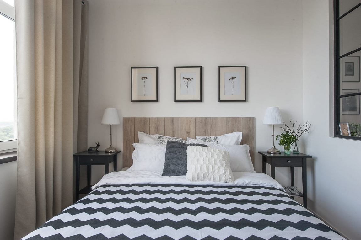 Másfél szobás lakás szolid, egyszerű berendezése, világos, természetes hangulatú dekorációval Másfél szobás lakás szolid, egyszerű berendezése, világos, természetes hangulatú dekorációval