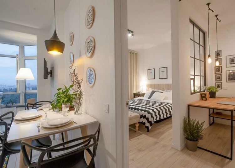 Másfél szobás lakás szolid, egyszerű berendezése, világos, természetes hangulatú dekorációval