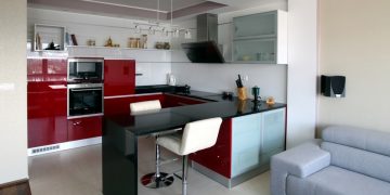 Piros konyha, modern vonalak, kényelmes, szimpla berendezés egy új, kétszobás lakásban
