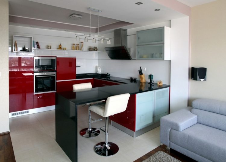 Piros konyha, modern vonalak, kényelmes, szimpla berendezés egy új, kétszobás lakásban