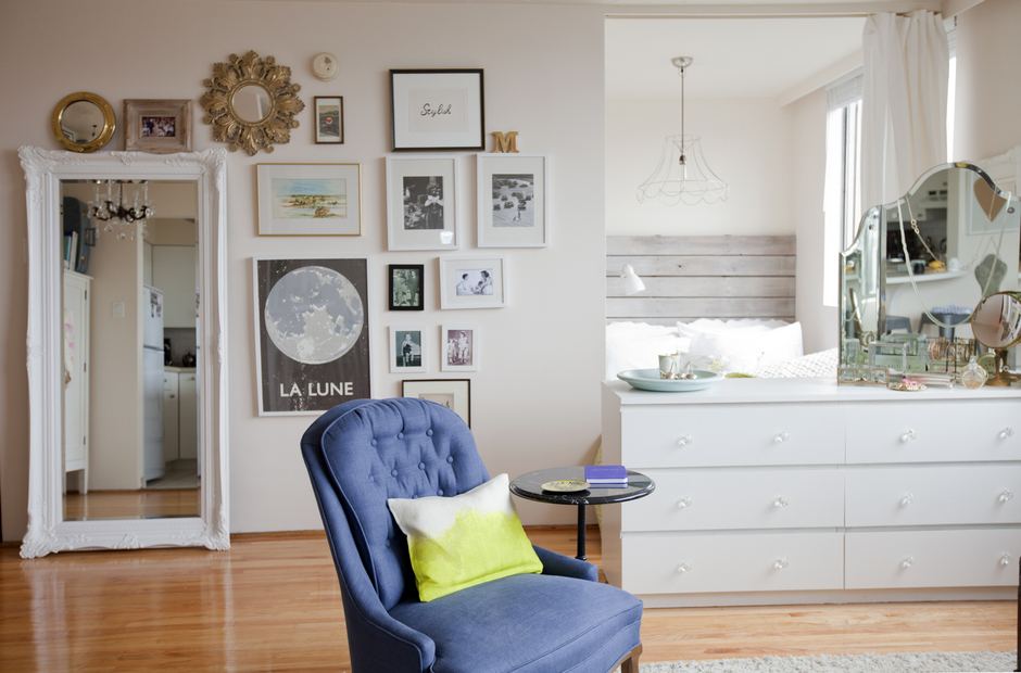 a térelválasztást egy alacsony komód és függöny kombinációjával oldották meg a tervezők - a fotó eklektikus dekorációhoz is ötletadó, képekkel és álló, falhoz támasztott tükörrel a térelválasztást egy alacsony komód és függöny kombinációjával oldották meg a tervezők - a fotó eklektikus dekorációhoz is ötletadó, képekkel és álló, falhoz támasztott tükörrel