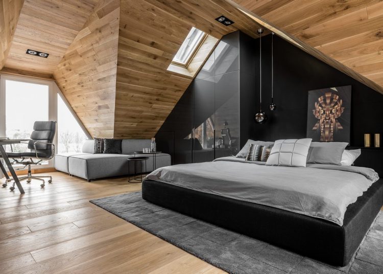 Rendkívül látványosan kialakított 36m2-es tetőtéri háló-, dolgozószoba gyönyörű fa burkolattal