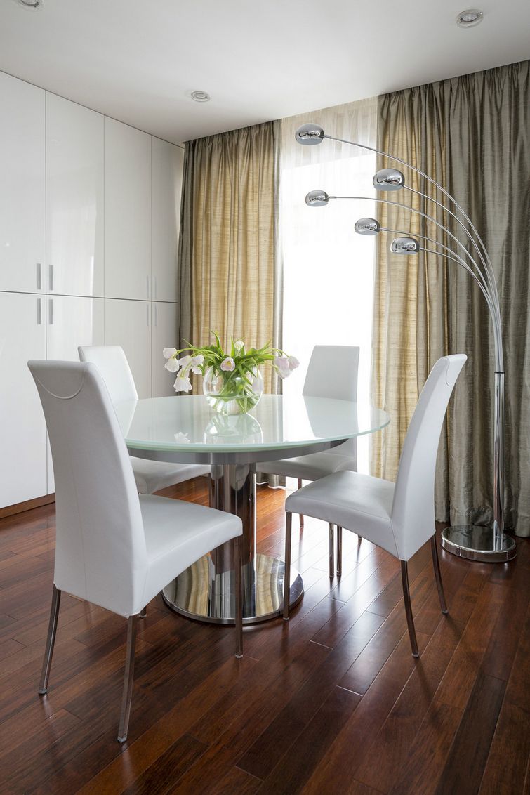 Különlegesen berendezett kis lakás szép anyagokkal, szokatlan formákkal