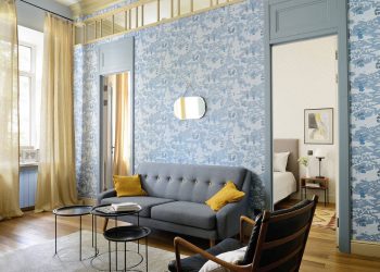 Egy szobából kettő – hálószoba leválasztása új, magas fallal, tapéta dekorációval, két ajtóval és üvegezett sávval a mennyezet alatt