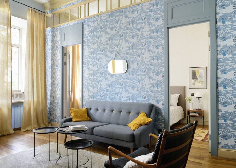 Egy szobából kettő – hálószoba leválasztása új, magas fallal, tapéta dekorációval, két ajtóval és üvegezett sávval a mennyezet alatt