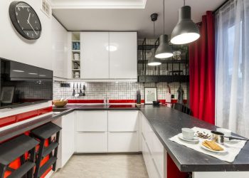 10m2-es konyha modern stílusú berendezése piros, fehér, fekete, zöld színpalettával