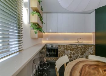 Konyha berendezés ötletek - panellakásban berendezett 11nm-es konyha, fehér, zöld és barna színekkel