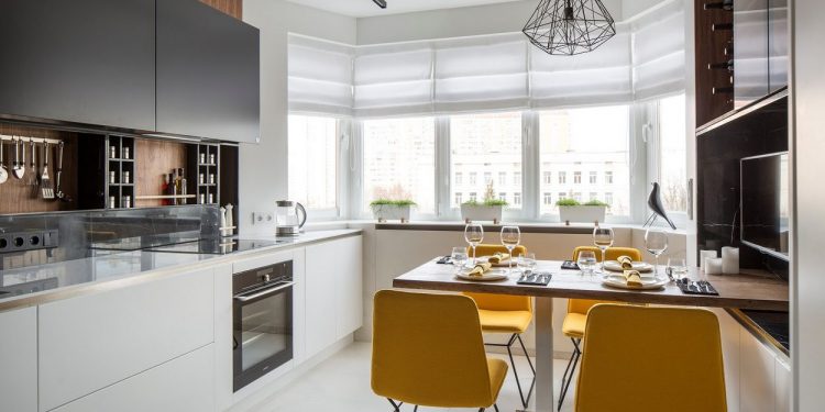 Modern konyha ötletek - minden részletében gondosan megtervezett, elegáns 12m2-es konyha étkezővel - fa, üveg, márvány, fehér és matt fekete