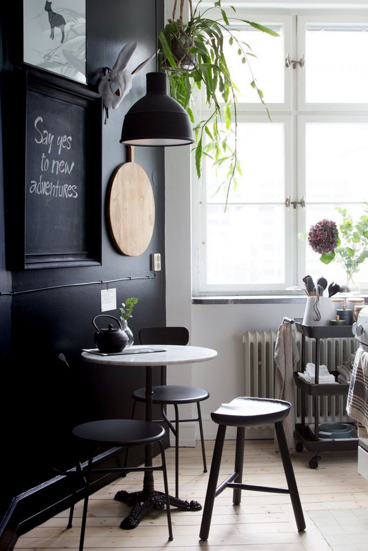 Fekete fal, táblafesték a konyhában Fekete fal, táblafesték a konyhában