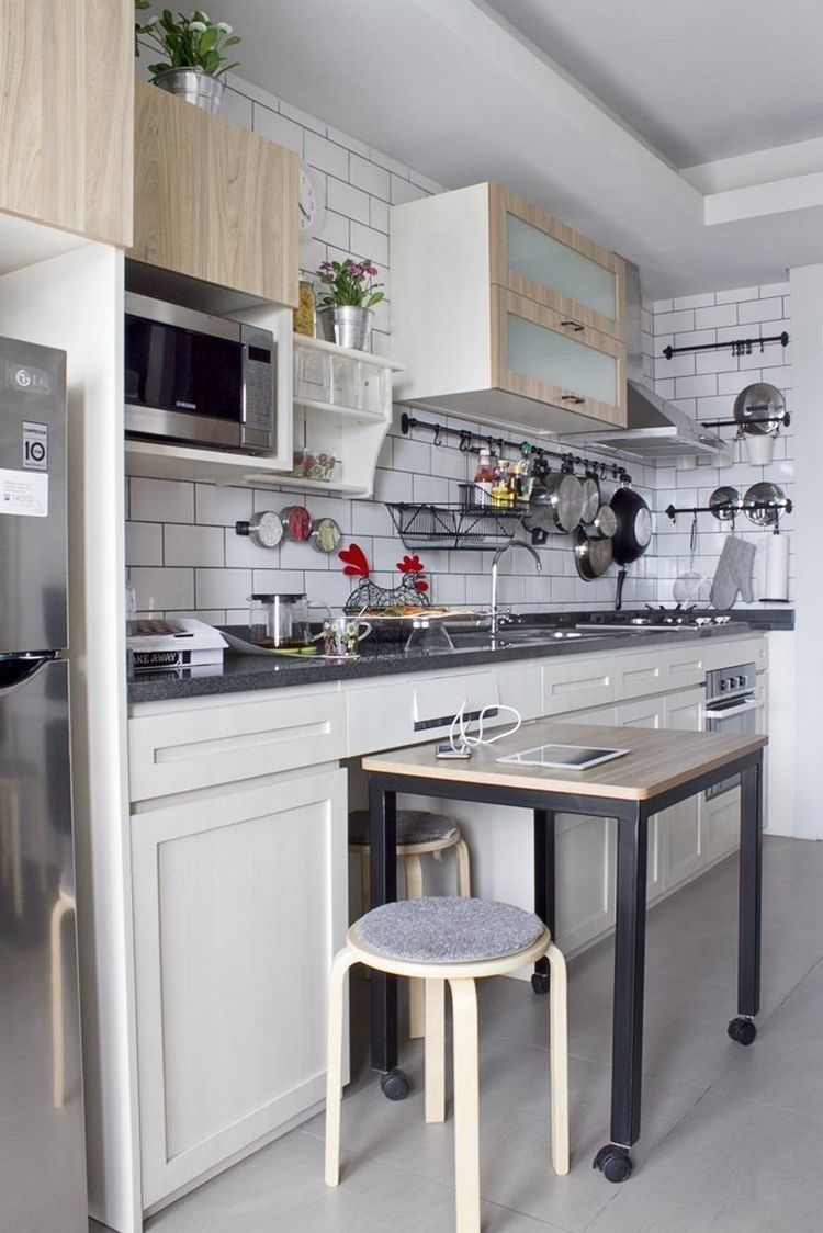 Praktikus megoldás ez az egyedi kialakítású asztal szett kis székkel, mely helytakarékosan eltüntethető a konyhabútorban Praktikus megoldás ez az egyedi kialakítású asztal szett kis székkel, mely helytakarékosan eltüntethető a konyhabútorban