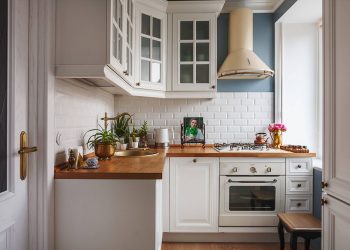 Hangulatos kis konyha, fehér bútor, fa munkapult, metro csempe hátfal és pasztellkék falak