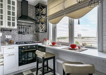 Kis 6m2-es konyha berendezése freskó falfestéssel, marokkói mintázatú csempével és étkezőpulttal az ablak alatt