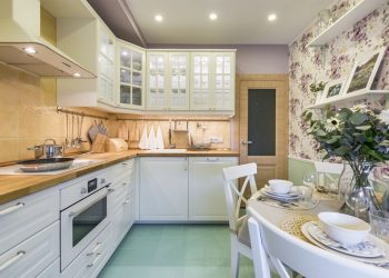 9m2-es konyha szép felújítása és berendezése provence-i stílusban, étkezőasztallal