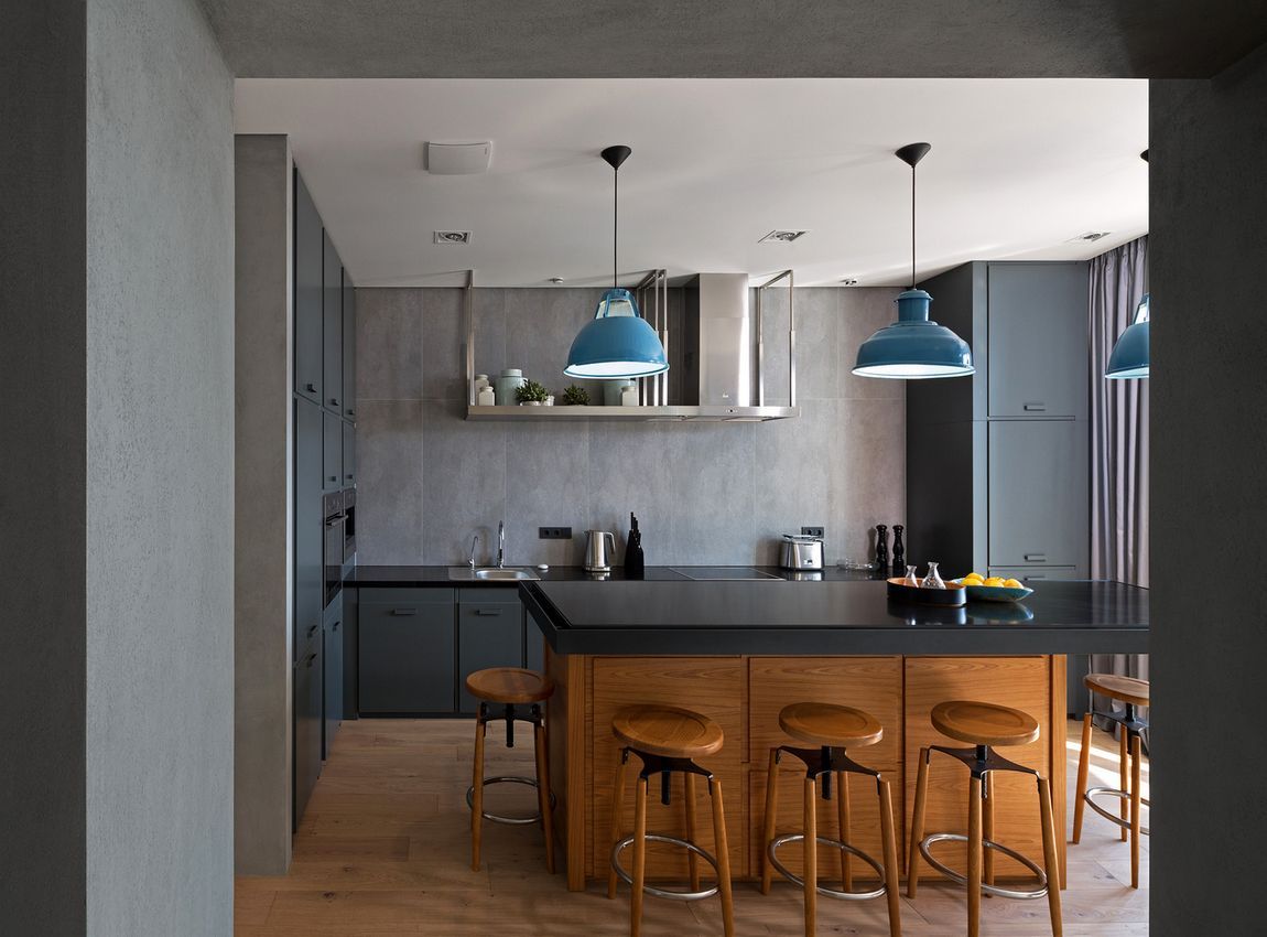 Ha csak kisebb mennyiségben vinnénk be a kék színt a konyhába, a lámpák is jó lehetőséget adnak erre, mint az alábbi képen az indusztriális stílusú mennyezeti lámpák.