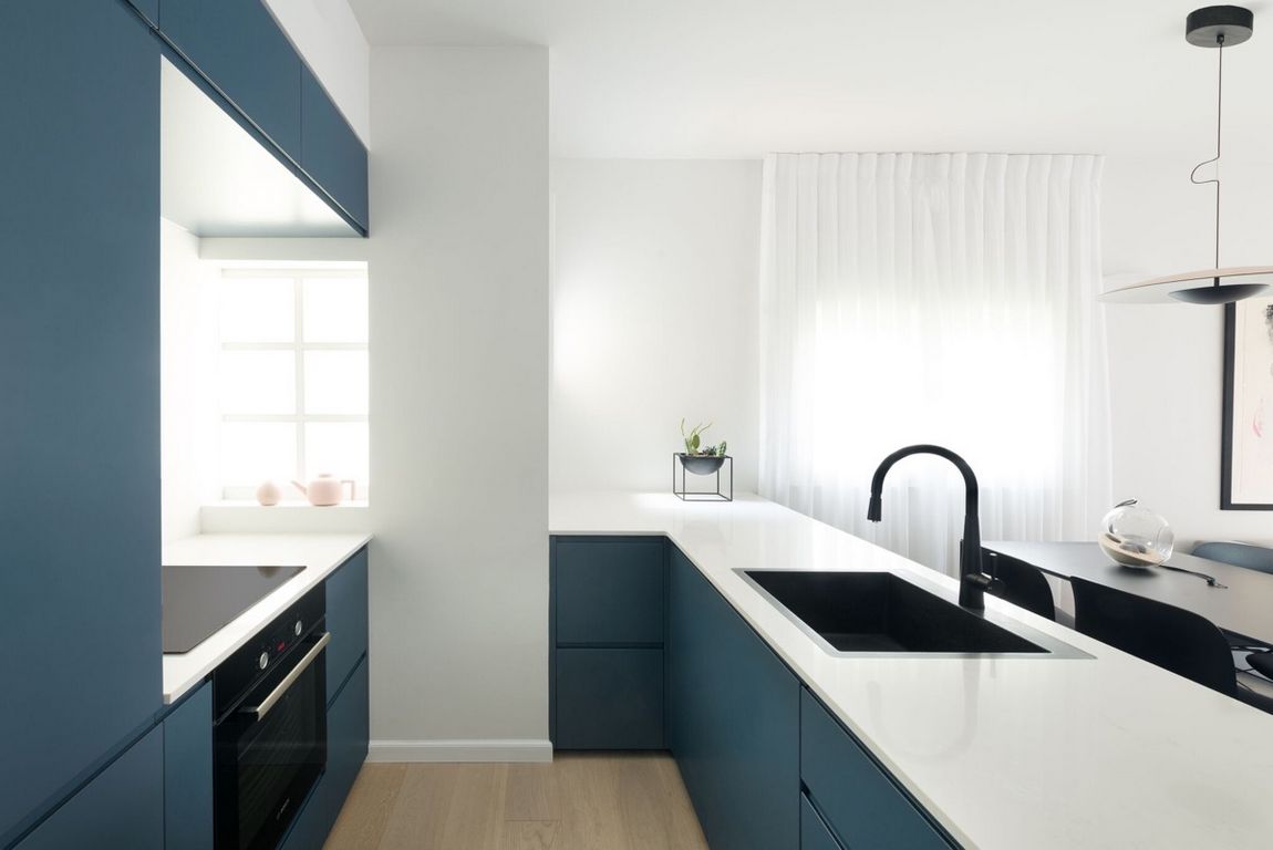 Fekete, fehér és kék színek egy modern konyhában.