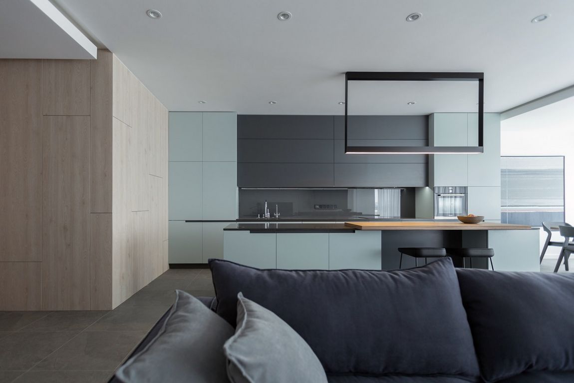 Ez a világos, zöldeskék árnyalat tökéletesen passzol a szürke felületekhez.