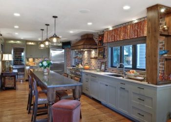 Vidéki konyha egyedi bútorokkal, tégla dekorációval - otthonos és látványos