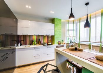 Kő, élő növényfal, újrahasznosított fa és élénk zöldek egy modern, öko stílusban berendezett konyhában