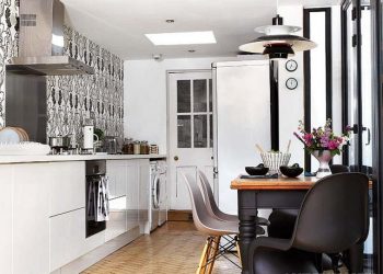 Modern konyha felső konyhaszekrények nélkül, dekoratív tapéta háttérrel - ötletadó