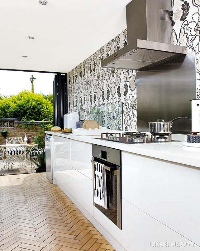 Modern konyha felső konyhaszekrények nélkül, dekoratív tapéta háttérrel - ötletadó Modern konyha felső konyhaszekrények nélkül, dekoratív tapéta háttérrel - ötletadó