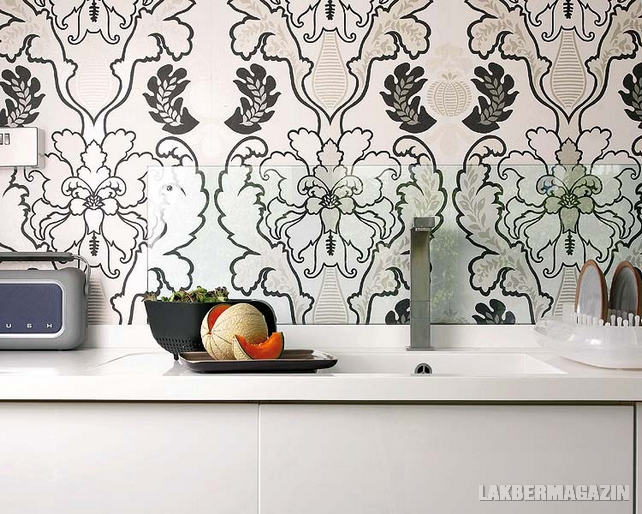 Modern konyha felső konyhaszekrények nélkül, dekoratív tapéta háttérrel - ötletadó Modern konyha felső konyhaszekrények nélkül, dekoratív tapéta háttérrel - ötletadó