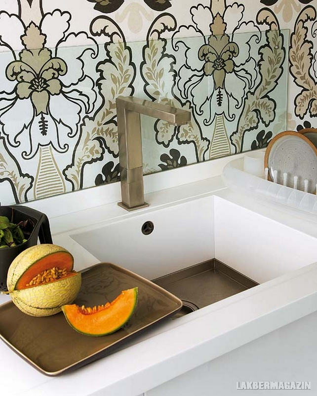 Modern konyha felső konyhaszekrények nélkül, dekoratív tapéta háttérrel - ötletadó Modern konyha felső konyhaszekrények nélkül, dekoratív tapéta háttérrel - ötletadó