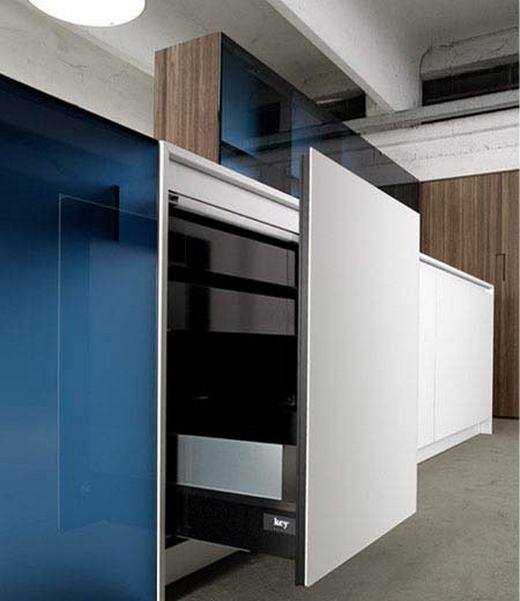 Nyitott térbe tervezett szép konyha - Glas 1 design | KEY