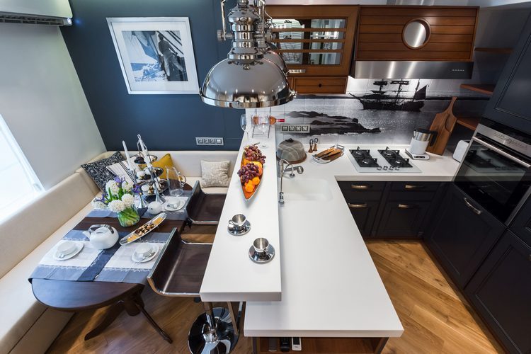 Konyha tenger és hajó témára - étkezősarokkal, bárpulttal, U alakban kialakítva