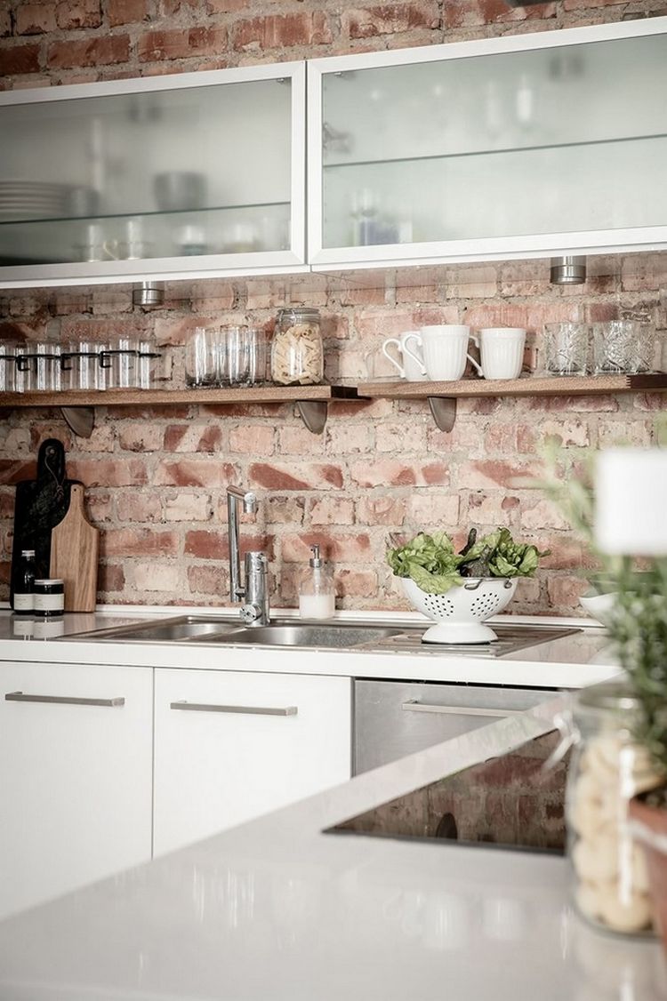 Fehér konyhabútor, fehér munkalap, nyers téglafal a konyha háttere Fehér konyhabútor, fehér munkalap, nyers téglafal a konyha háttere