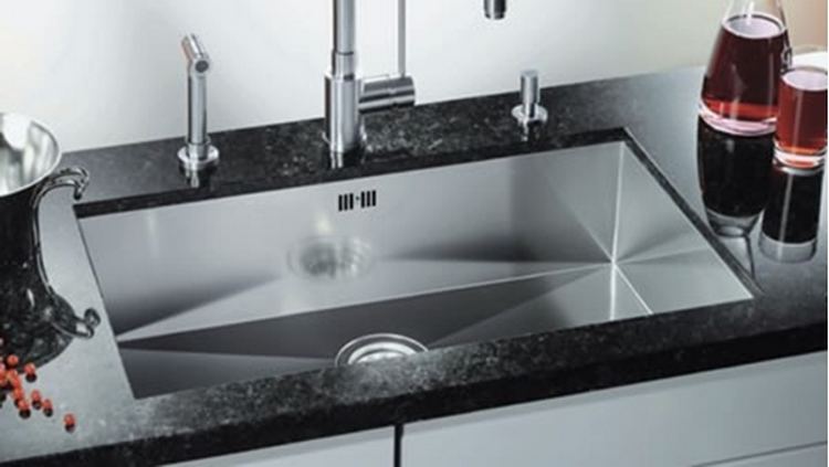 konyha trend 2018 szinek anyagok butor hatfal mosogato 23