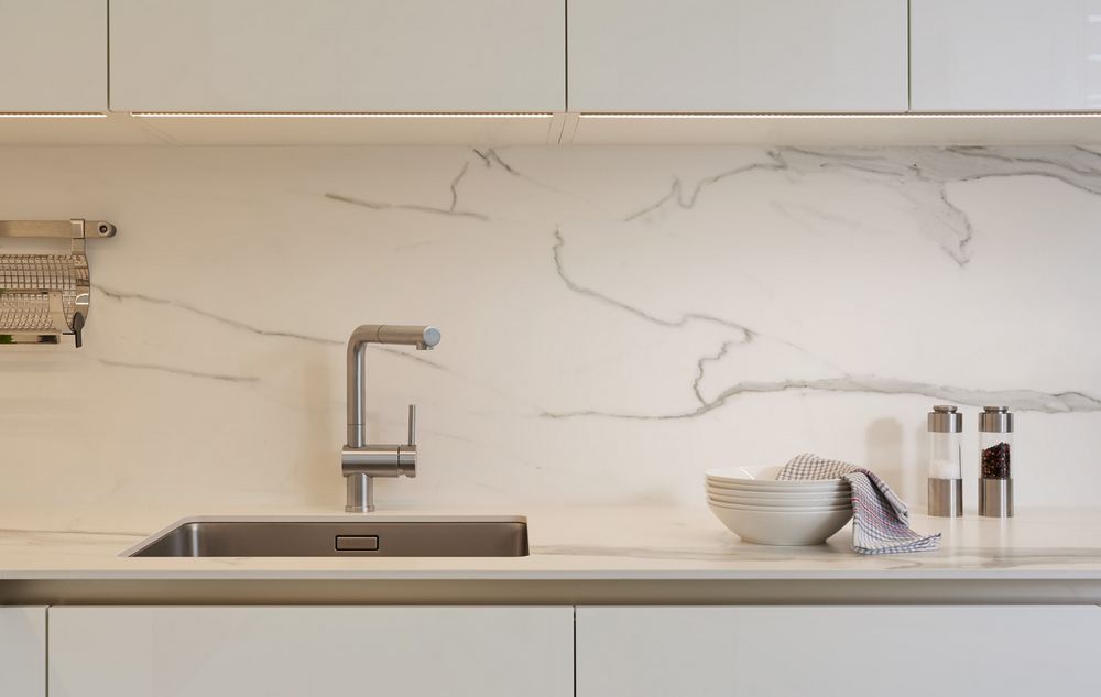 konyha trend 2018 szinek anyagok butor hatfal mosogato 24