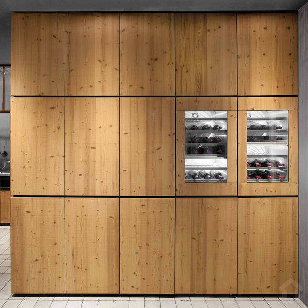 Csomós fenyő és fém harmóniája - modern konyhabútor rusztikus hangulattal - Minacciolo 3