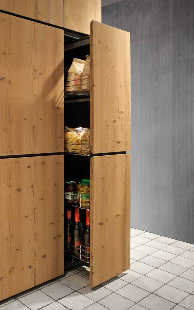 Csomós fenyő és fém harmóniája - modern konyhabútor rusztikus hangulattal - Minacciolo 4