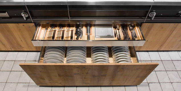 Csomós fenyő és fém harmóniája - modern konyhabútor rusztikus hangulattal - Minacciolo 5