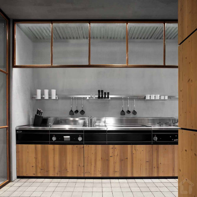 Csomós fenyő és fém harmóniája - modern konyhabútor rusztikus hangulattal - Minacciolo 6