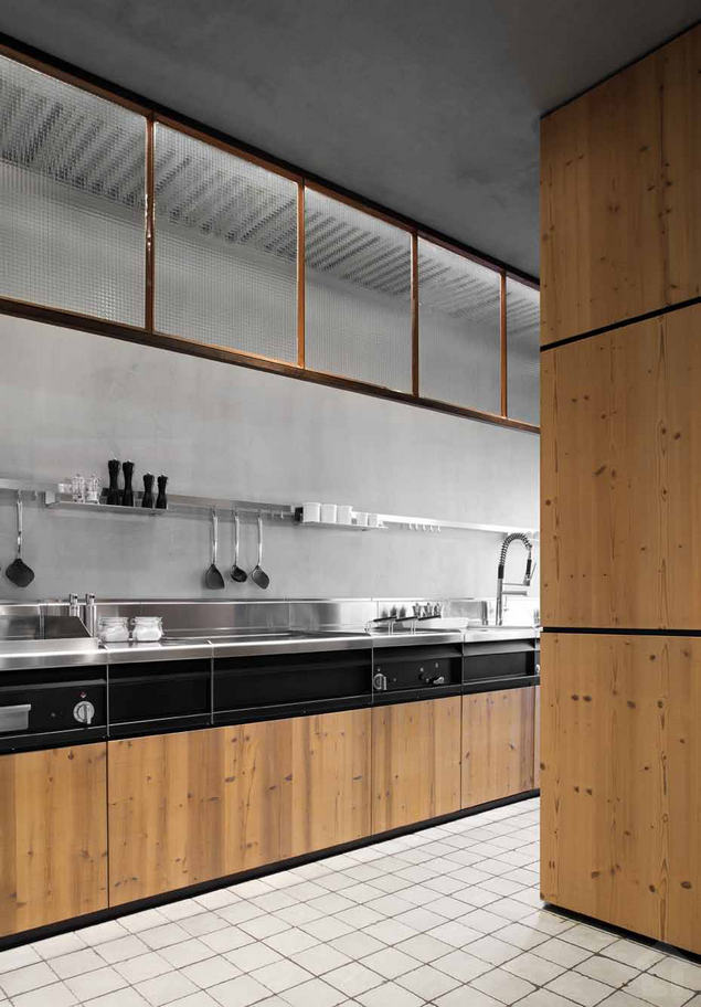 Csomós fenyő és fém harmóniája - modern konyhabútor rusztikus hangulattal - Minacciolo 7