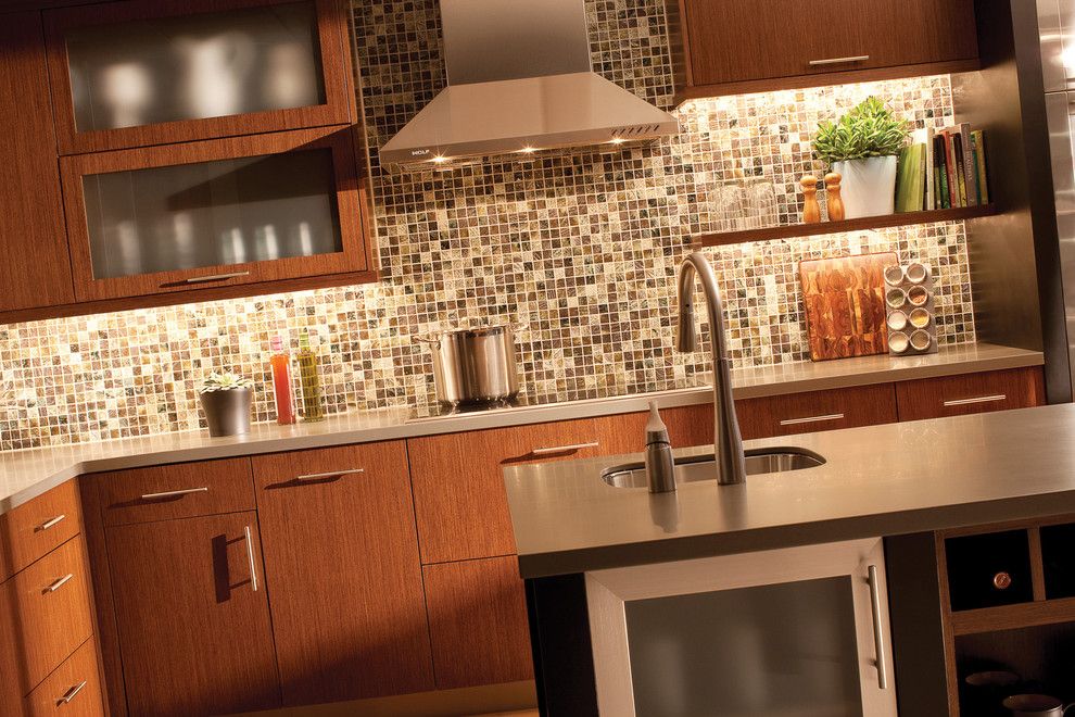 Ötletek: modern konyha, praktikus tárolási megoldások tárházával