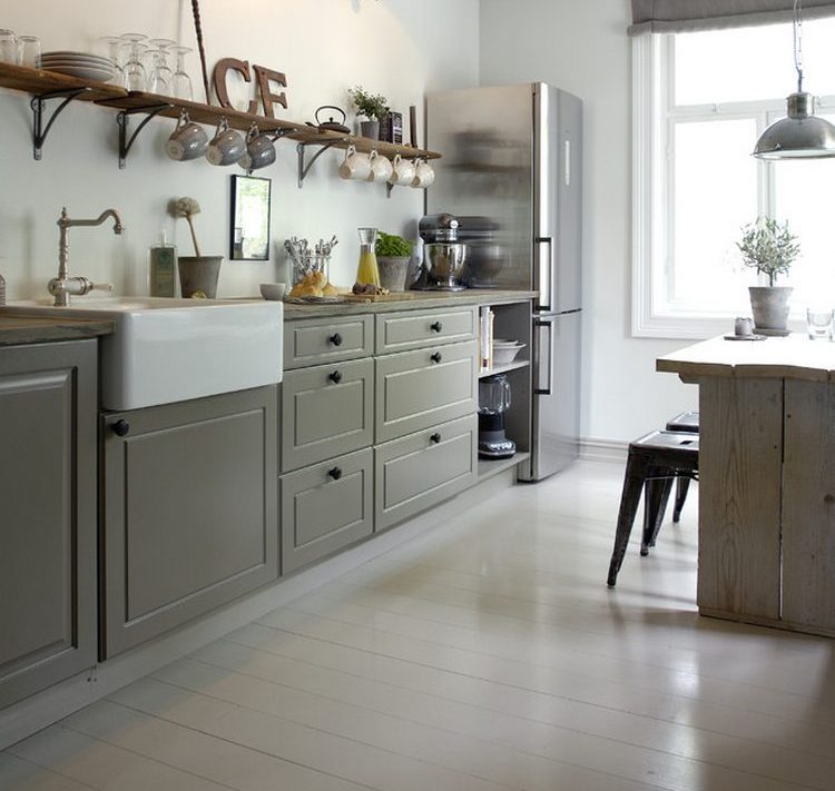 Szellősebb, tágasabb lesz a konyha elrendezése, ha nyitott polcokat is használsz és nem fedsz be minden lehetséges falfelületet felső konyhaszekrényekkel